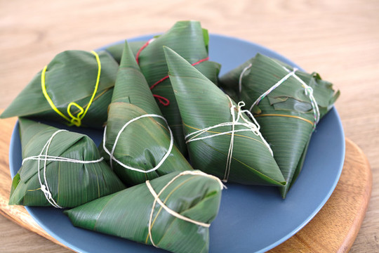 一盤(pán)剛剛包好的江米粽子