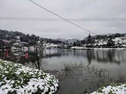 家鄉(xiāng)水庫的雪景