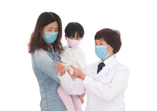 醫(yī)生手拿體溫計在給患者看
