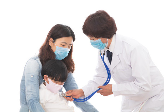 醫(yī)院醫(yī)生在為小姑娘檢查身體