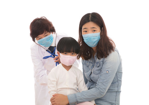 醫(yī)院醫(yī)生在為小姑娘檢查身體