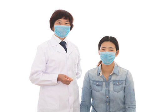 戴著口罩的醫(yī)生和患者在一起