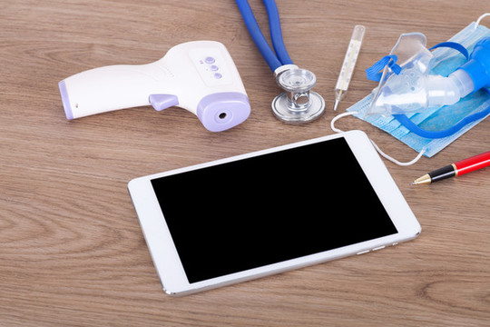 iPad和各種各樣的醫(yī)療用品