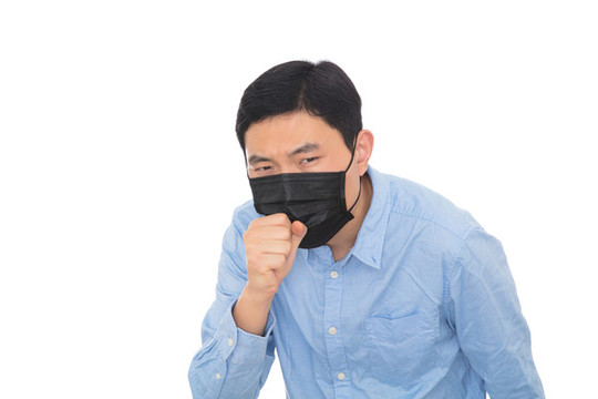 男士在白背景前使勁干咳