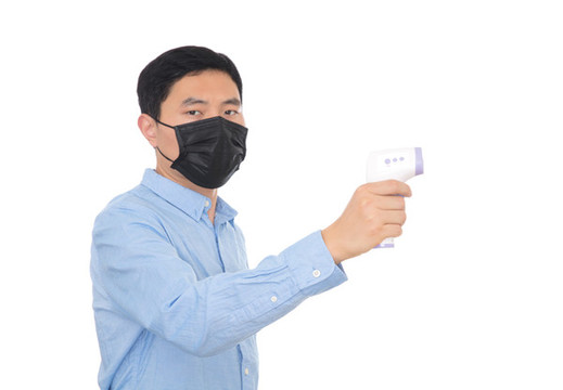 戴著口罩的男士手拿紅外體溫計(jì)
