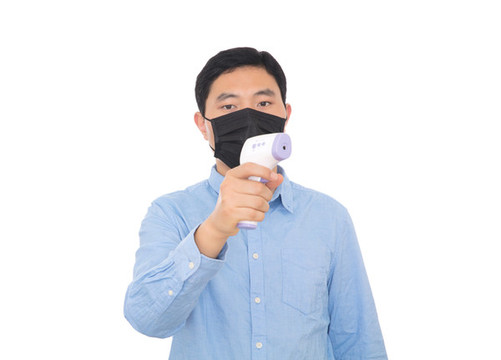 戴著口罩的男士手拿紅外體溫計(jì)