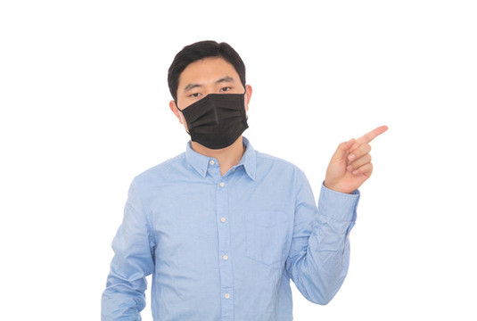 戴著口罩的男士手指著別處