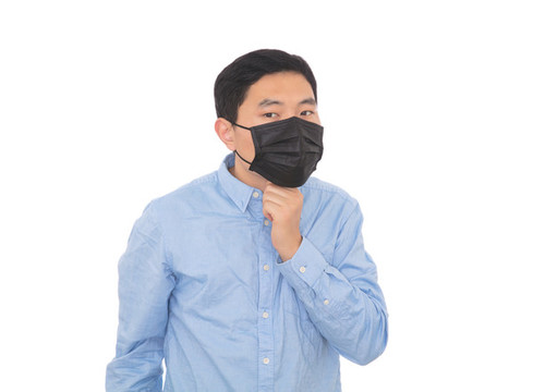 戴著口罩嗓子疼痛的男士
