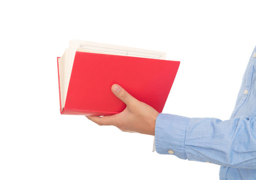 手中拿著一本紅色的書