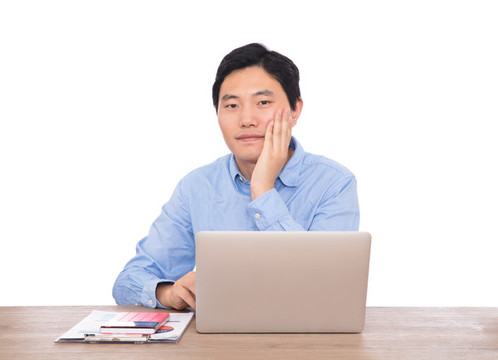 認真看電腦的男性會計師