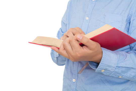 藍(lán)色襯衣男士手拿一本書
