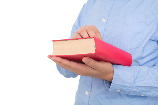 藍(lán)色襯衣男士手拿一本書