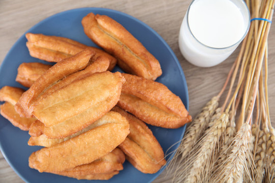 準(zhǔn)備好的油炸油條和溫牛奶