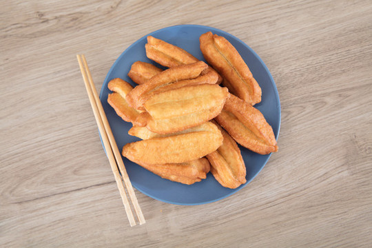 一盤金黃色的炸油條