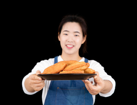 美食博主手端炸好的油條