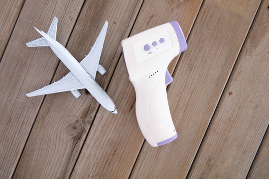 小飛機(jī)模型和體溫槍