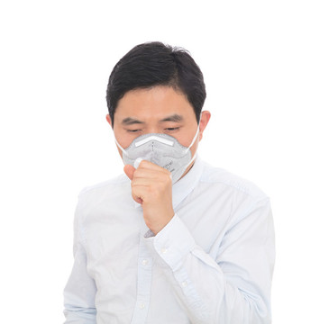 男士戴著口罩咳嗽