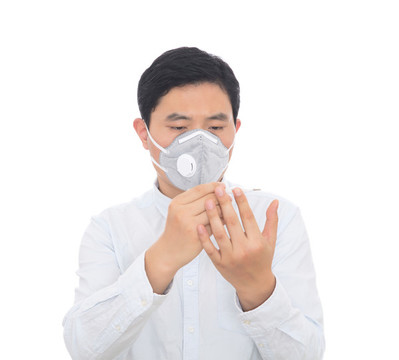 男士在自我測(cè)量體溫