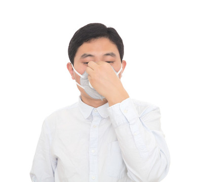 戴著N95口罩的男士