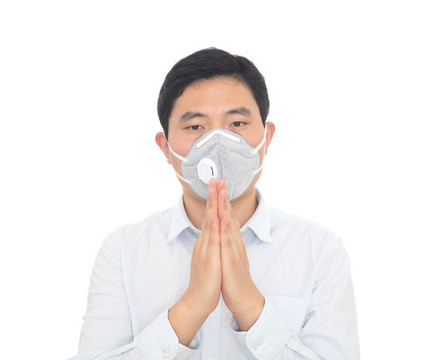 戴口罩的男士雙手合十祈禱