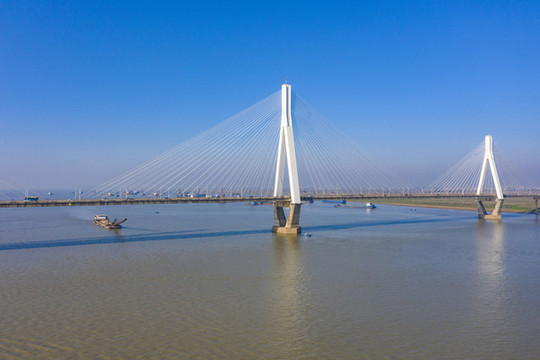 航拍湖南岳陽洞庭湖大橋