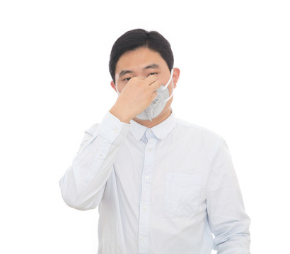 戴口罩的男士手摸口罩