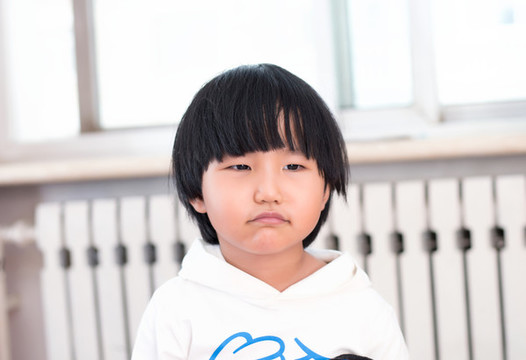 不開心的東方小女孩