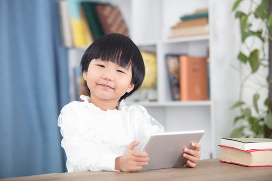 居家上課的孩子