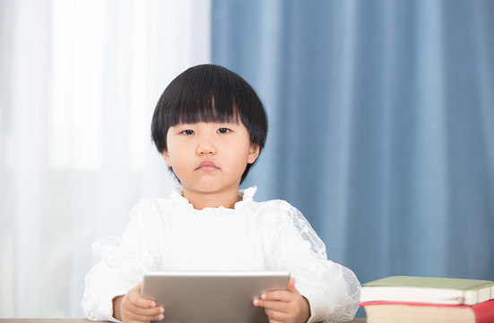 居家上課的孩子