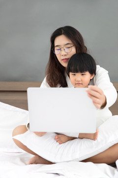 媽媽抱著女兒在床上