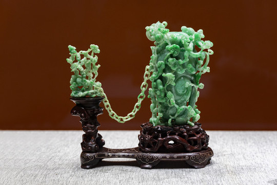 翡翠玉雕靈芝瓶