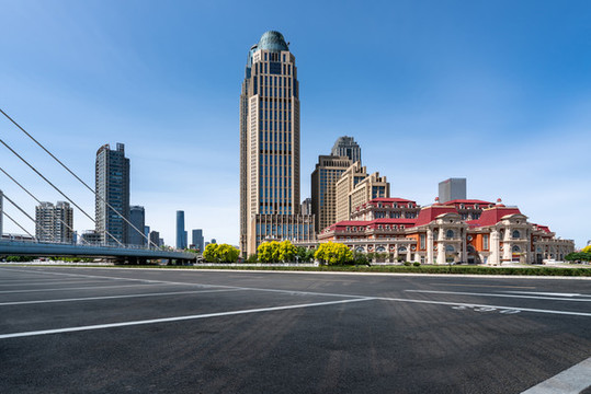 城市道路和現(xiàn)代建筑群背景