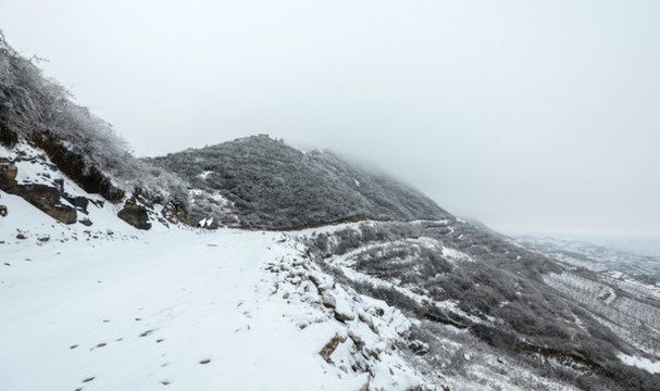 被雪覆蓋的山地車(chē)道路