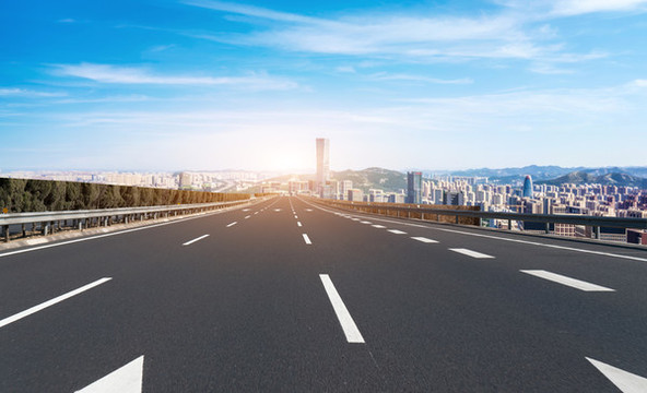 城市道路和現(xiàn)代建筑群背景