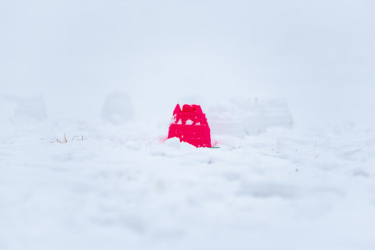 女孩在雪地里玩雪