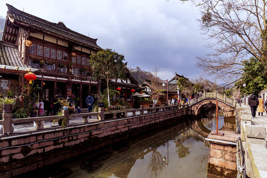 節(jié)日中的街子古鎮(zhèn)街景