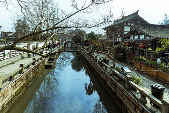 節(jié)日中的街子古鎮(zhèn)街景