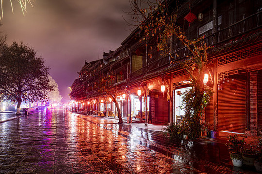 春節(jié)夜色中的街子古鎮(zhèn)