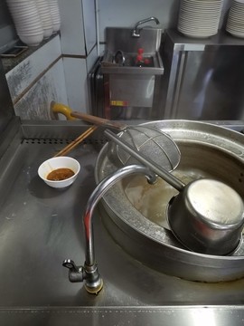 食堂餃子館炊具一隅