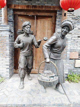 彝族人民趕集雕像