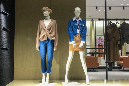 時(shí)尚女裝店櫥窗展示設(shè)計(jì)