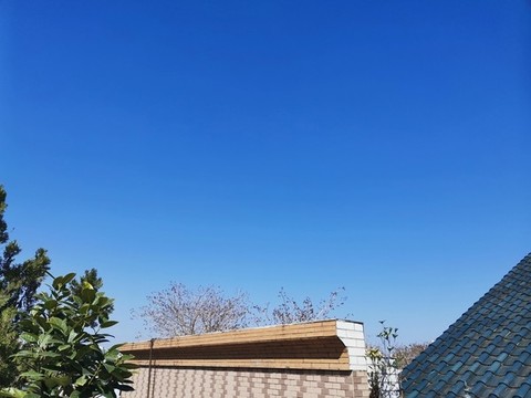 藍天下的屋頂圍欄