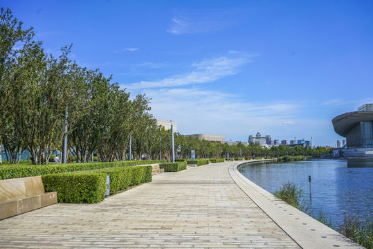 天津文化中心湖邊步道
