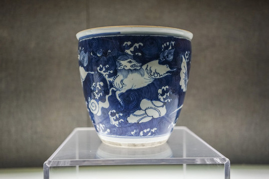 清康熙青花海獸紋缸