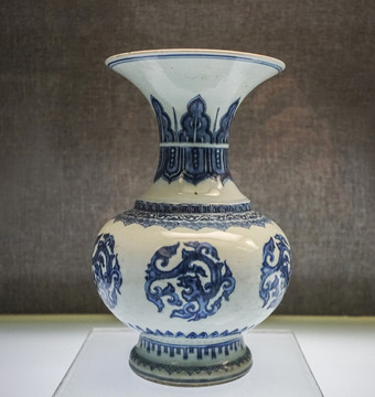 清雍正青花團(tuán)鳳紋尊
