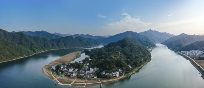 航拍徽州新安江青山綠水
