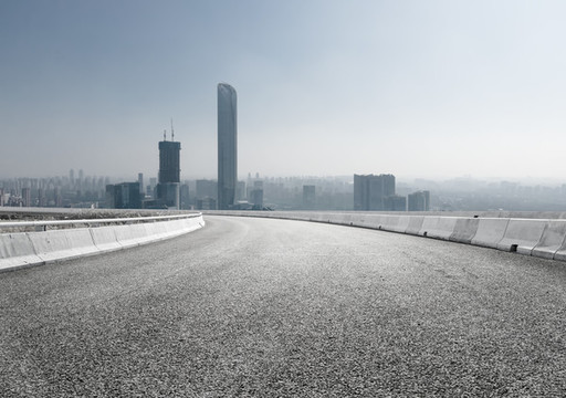 公路彎道和金融區(qū)建筑