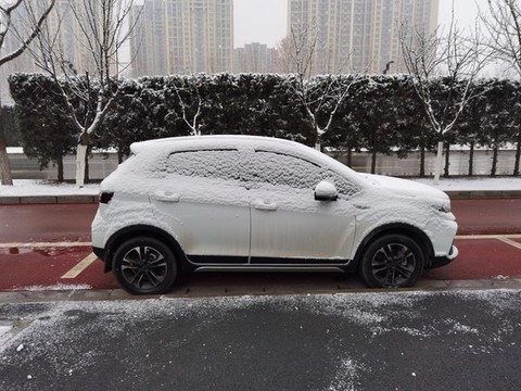 被大雪覆蓋的汽車(chē)