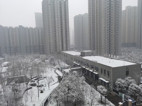 雪中居民樓