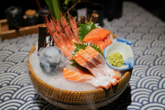 日本料理刺身拼盤三文魚
